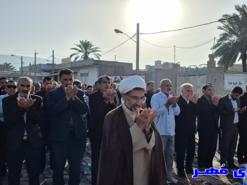 میدان داران شهر «اسیر» به شکرانه یکماه بندگی به نماز ایستادند.